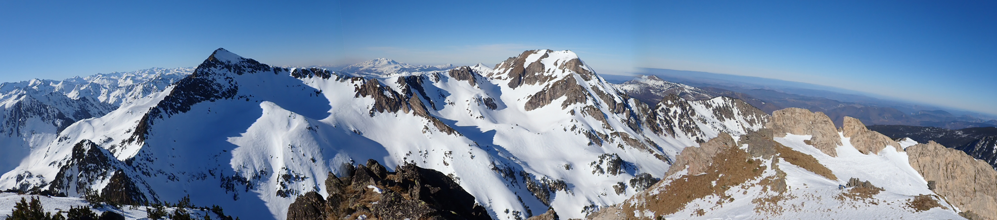 Panorámica desde la cima del Pic de La Tribuna, 2.499 mts., el Roc Blanc en el centro y el Pic de Baxouillade a la derecha